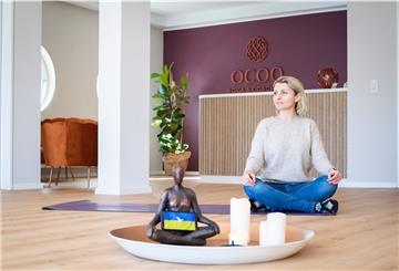 In Sorge um die Verwandten: Die ukrainische Yogalehrerin Olha Shulha in ihrem neuen Studio in der Deichstraße. Foto: Hartmann