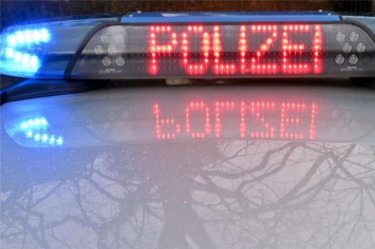 Schlimmer Unfall in Sottrum! Lkw kracht gegen Baum - Fahrer verletzt In Sottrum gab es einen schweren Unfall.