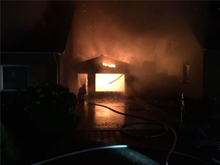Feueralarm in der Nacht: Einfamilienhaus in Spaden brennt ab In Spaden sind eine Garage und ein angrenzendes Einfamilienhaus abgebrannt.