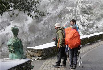 Touristen blicken auf die Winterlandschaft Spaniens im April