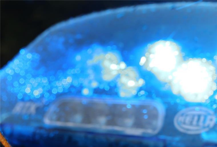 Reifenstecher unterwegs: Mindestens 18 Autos beschädigt Blaulicht auf Polizeiauto