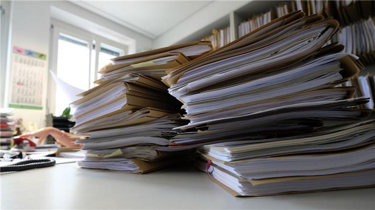 Wie Niedersachsens größte Städte KI einsetzen In Stadtverwaltungen wie in Hildesheim soll KI bei der Digitalisierung des Papieraktenbestands helfen. (Archivbild)