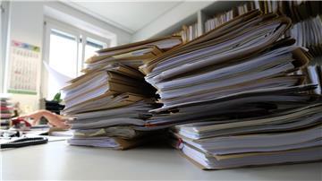 In Stadtverwaltungen wie in Hildesheim soll KI bei der Digitalisierung des Papieraktenbestands helfen. (Archivbild)