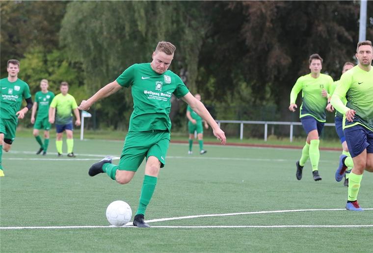 Fußball: In Stollhamm sind bald wieder Ligaspiele möglich In Stollhamm sollen bald wieder Liga-Spiele stattfinden können. Bislang finden Heimspiele der Spielgemeinschaft TSG Burhave/FC Stollhamm (grünes Trikot) immer in Burhave statt. Foto: Schlack