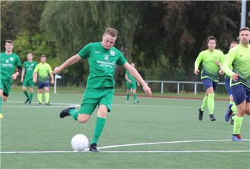 In Stollhamm sollen bald wieder Liga-Spiele stattfinden können. Bislang finden Heimspiele der Spielgemeinschaft TSG Burhave/FC Stollhamm (grünes Trikot) immer in Burhave statt. Foto: Schlack 