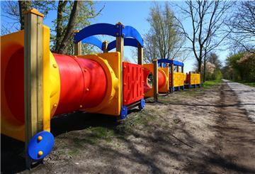 In Stollhamm steht eine Attraktion der Strecke für die kleinen Gäste bereit: Eine Spiellok soll an die ursprüngliche Funktion des Bahndamms erinnern.