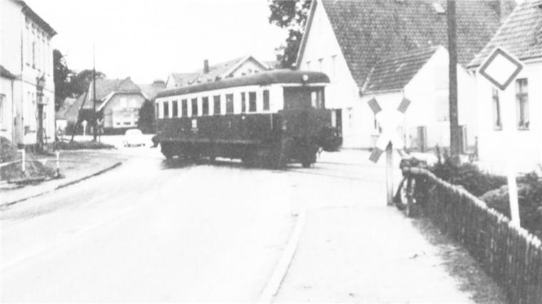 Von Bremerhaven nach Sandstedt: Auf den Spuren der Niederweserbahn In Stotel fuhr die Bahn mitten durch den Ort, wie auf dem Foto von 1964.