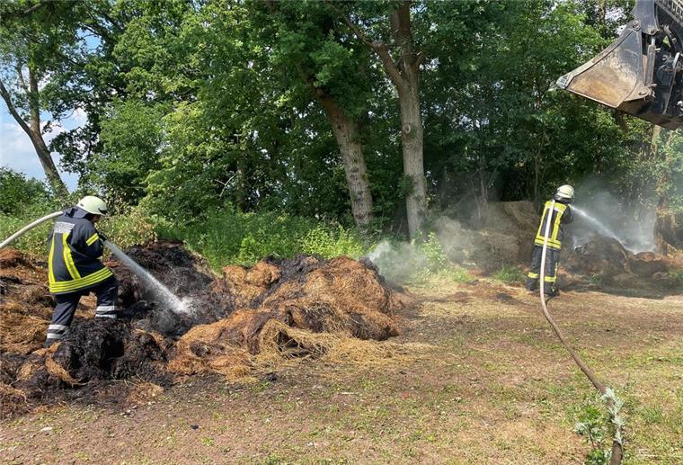 Schwieriger Einsatz: 30 Heuballen bei Stotel in Flammen In Stotel haben rund 30 Heuballen gebrannt.