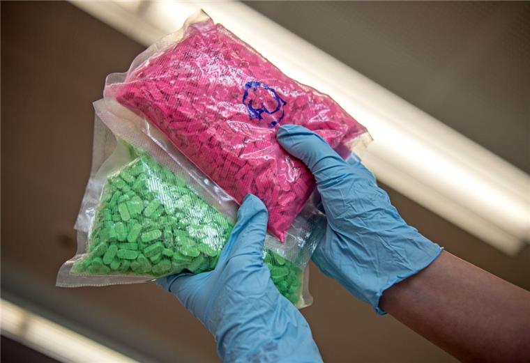 Stotel: Zoll stoppt Drogendealer In Stotel wurde ein Mann mit Ecstasy-Tabletten und anderen Drogen erwischt.