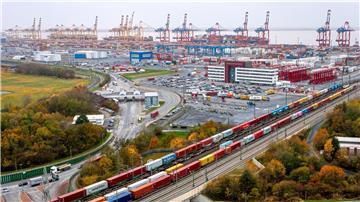 In Straßen, Schienen und Brücken, die Küste und Häfen in Norddeutschland anbinden, muss aus Sicht der norddeutschen Wirtschaftsminister mehr Geld investiert werden. (Archivbild)