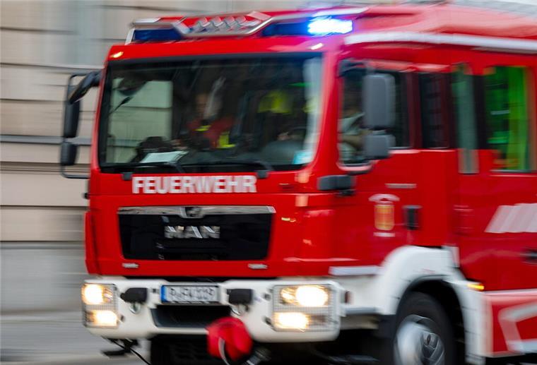 Feuerwehreinsatz: Funken fliegen aus Schornstein - dazu dichter schwarzer Rauch In Stuckenborstel hat ein Schornstein gebrannt.