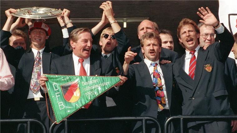 Bundesliga nimmt Abschied vom „Pionier des modernen Spiels“ In Stuttgart feierte Daum (r.) 1992 den Meistertitel.