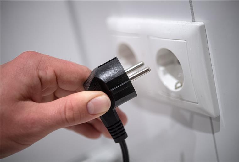 In Geestemünde fällt der Strom aus Ein Stecker wird in eine Steckdose gesteckt.