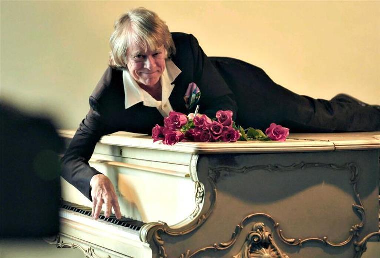 Helge Schneider wird 70 - und macht weiter Quatsch und Musik In „The Klimperclown“ gibt es auch autobiografische Einblicke. (Archivbild)