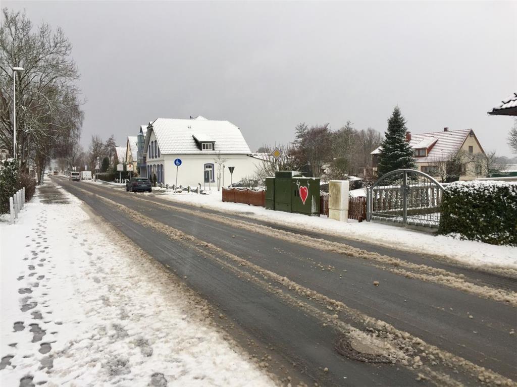 In Tossens waren zumindest die Straßen schnell wieder schneefrei. Foto Ahnert
