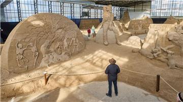 In Travemünde findet zum sechsten Mal die Sandskulpturen-Ausstellung statt.