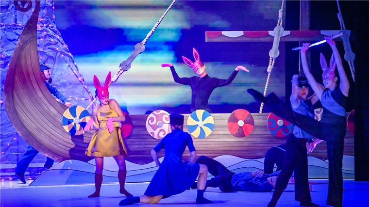 Zuckersüße Zauberei: Bremerhavens Nussknacker-Ballett erntet Ovationen In Tschaikowskys Märchenballett „Der Nussknacker“ verzaubert der Magier Drosselmeier die Welt der kleinen Clara: In der Choreografie von Bremerhavens Ballettchef Alsonso Palencia Das Traumschiff auf dem Weg zur Zucker-Inseln erlebt in der Choreografie von Bremerhavens Ballettchef Alsonso Palencia erst den Kampf der „gruseligen Hasen“ gegen die Soldaten des Nussknackers. In dieser Szene tanzt das Ensemble.
