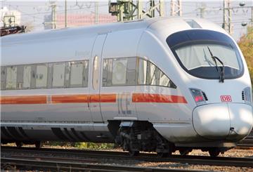 Ein ICE T der Deutschen Bahn AG steht nahe des ICE-Ausbesserungswerkes in Frankfurt-Griesheim auf einem Abstellgleis.