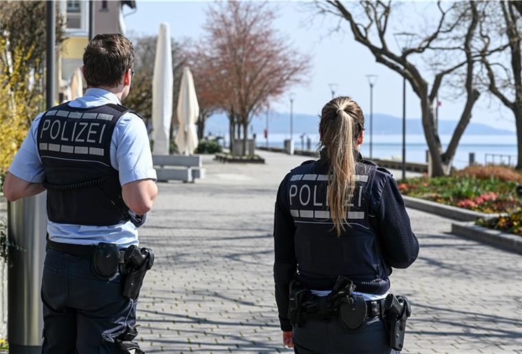 Corona: Ausgangsbeschränkungen am Wochenende weitgehend eingehalten In Überlingen am Bodensee kontrollieren zwei Polizisten die normalerweise sehr gut besuchte und aktuell gesperrte Uferpromenade.