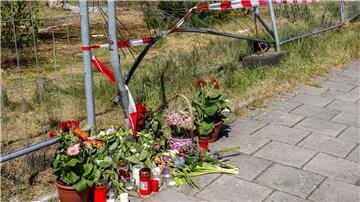 In Varel wurden Blumen für die Getötete niedergelegt. Sie lebte in Trennung. Ihr Ehemann soll sie absichtlich angefahren haben. Ihm wird Mord vorgeworfen. (Archivbild)