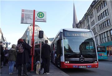 In vielen Großstädten wie in Hamburg fahren schon seit Jahren Serien-Elektrobusse im Linienverkehr. Nun will auch Bremen die Flotte umrüsten. 