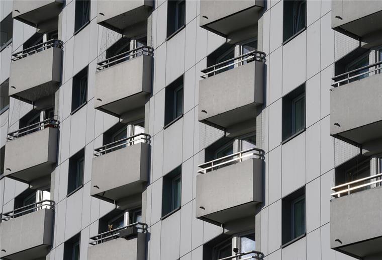 Was dein Vermieter darf – und wo du jetzt sofort widersprechen solltest Balkone sind an einem Mehrfamilienhaus zu sehen. In vielen Städten explodieren die Mietpreise – doch gesetzliche Grenzen schützen Mieter vor übermäßigen Erhöhungen.
