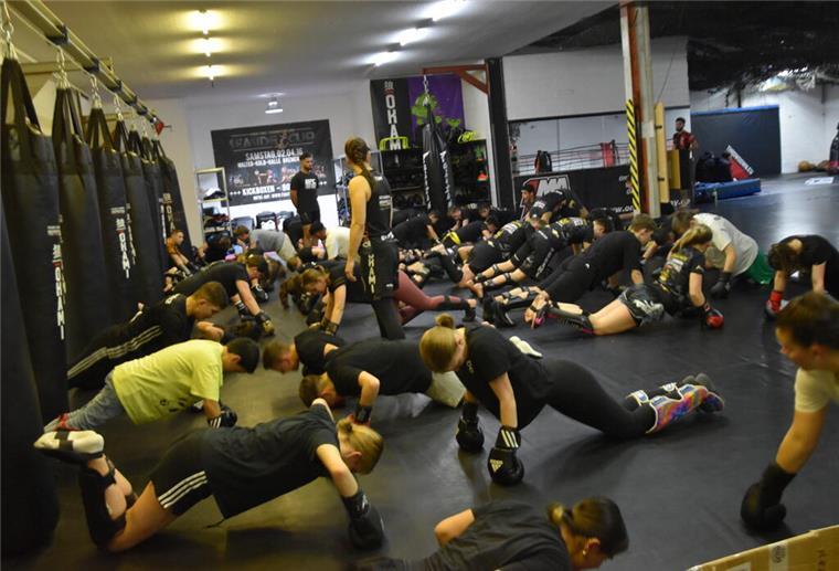 Kickbox-Kids sind rücksichtsvoll Sportler bei Liegestütz