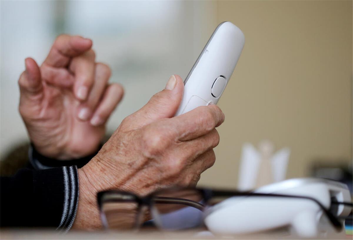 Schockanruf im Cuxland: 73-Jährige übergibt Bargeld an falsche Polizei Eine ältere Dame telefoniert in ihrer Wohnung