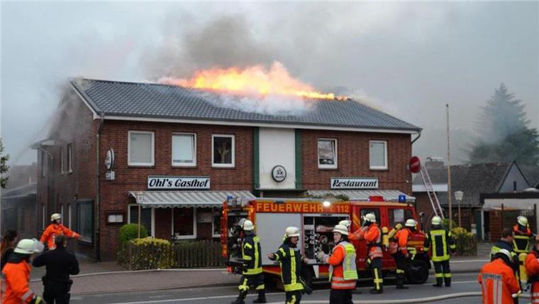 Hemmoor: Gasthof brennt lichterloh - Passant warnt Bewohner In Warstade in Hemmoor stand am Dienstagabend ein Gasthof in Flammen.