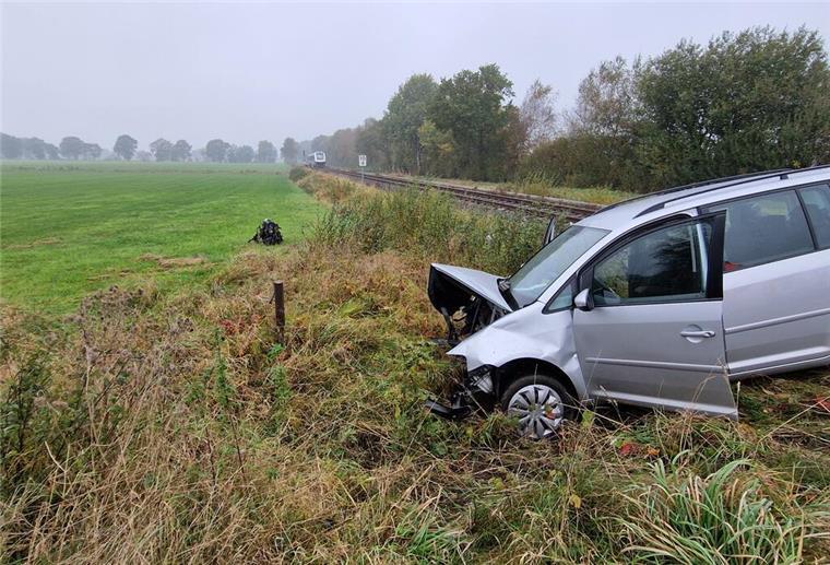 In Wehdel kam es zu einem Zusammenstoß zwischen einem Pkw und einem Zug. Die Feuerwehr evakuierte 52 Fahrgäste.