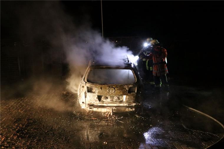 VW Passat brennt mitten in der Nacht in Wehdel In Wehdel stand ein VW Passat in Flammen.