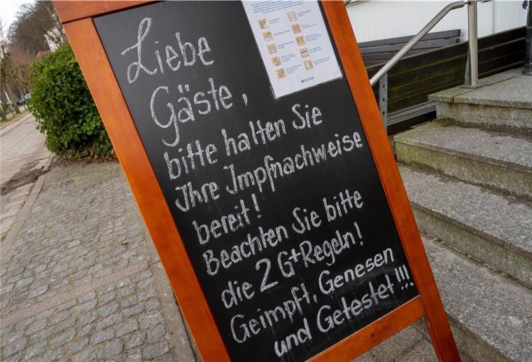 2G-plus-Regel gilt in weiten Teilen Niedersachsens Ein Schild vor der Eingangstür weist auf die 2G Plus Regel in der Gaststätte hin.