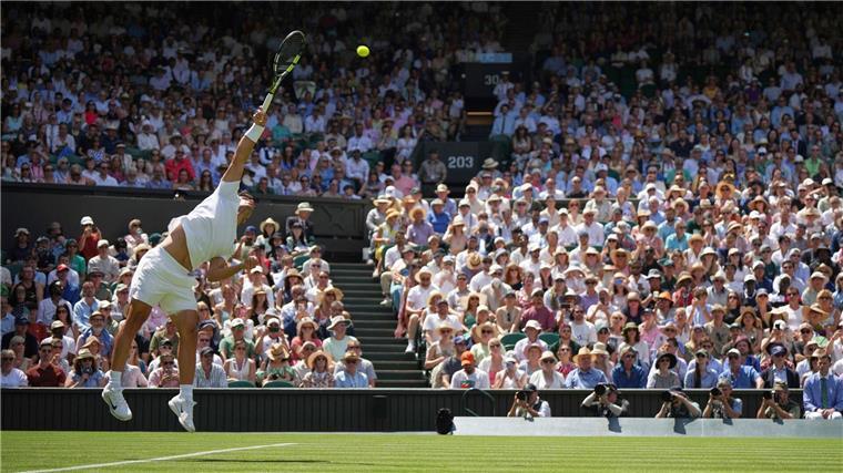 Rote Früchte auf Köpfen und in Schälchen In Wimbledon müssen die Spieler und Spielerinnen Kleidung tragen, die fast ausschließlich weiß ist.