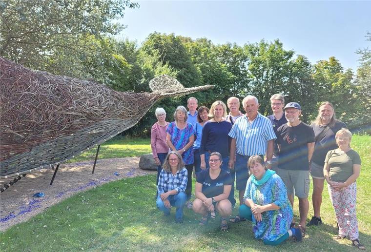Ein begehbarer Pottwal? Das gibt es jetzt im Nordseebad Wremen Freuen sich über Wremens Weidenwal: Claudia Reuter (hockend, 3. v.l.) mit Weidenflechtern, Damaris Margaritis und Dr. Matthias Mertzen vom Nationalparkhaus sowie Kurdirektorin Sandra Langheim, Ortsbürgermeister Hanke Pakusch und Jan-Hinrik Dircksen vom Wremer Verkehrsverein.