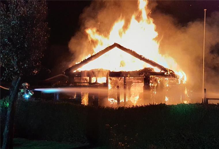 Meterhohe Flammen: Gartenlaube in Wulsdorf niedergebrannt In Wulsdorf hat eine Gartenlaube gebrannt
