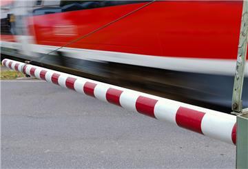 Ein Zug überquert einen Bahnübergang