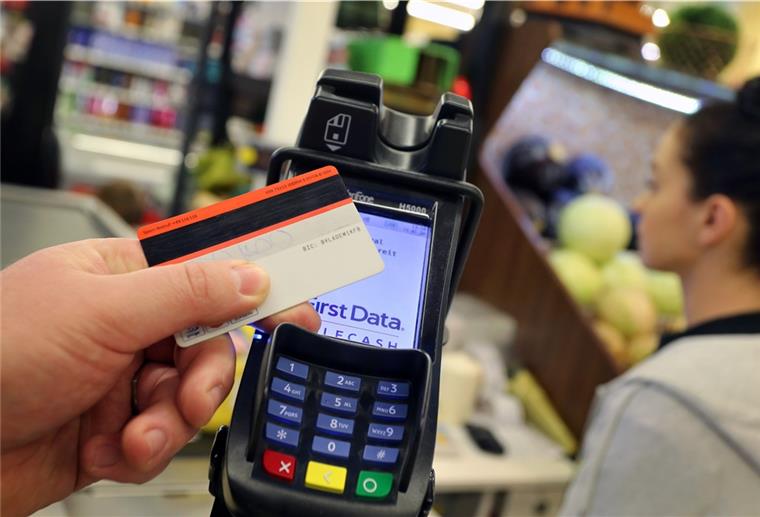 Der Griff zur Karte kann teuer werden In Zeiten von Corona greifen viele Kunden gerne zur Karte anstatt zum Bargeld.