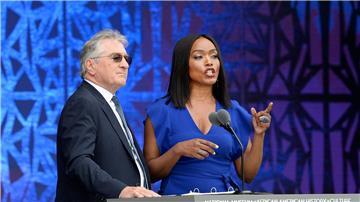 In „Zero Day“ ist Angela Basset die US-Präsident, Robert De Niro spielt einen ehemaligen Präsidenten.