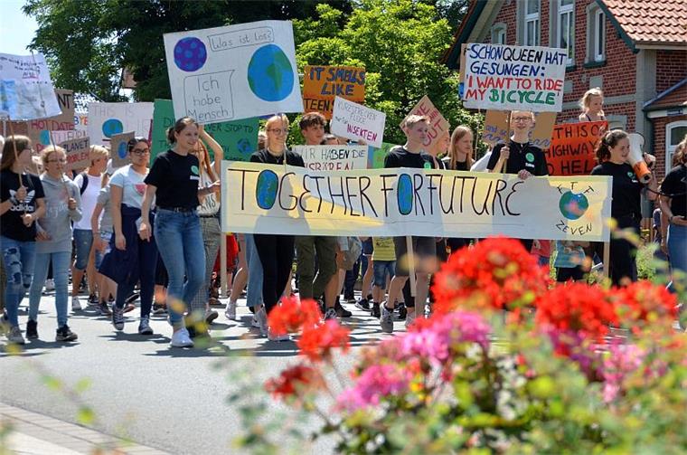 "Fridays for Future": 300 gehen in Zeven auf die Straße (mit Video) In Zeven fand am Freitag erstmals eine "Fridays for Future"-Demo statt.