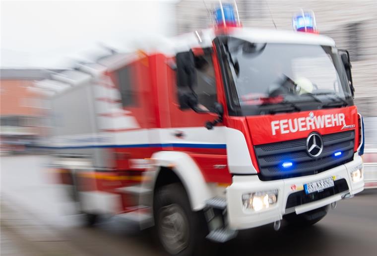 Zeven: Brand in leerstehender Schule löst Großeinsatz aus Feuerwehrauto im Einsatz.