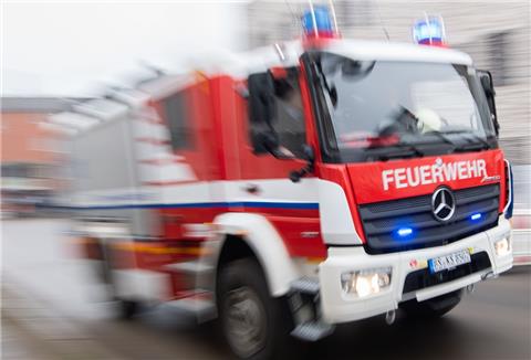 Feuerwehrauto im Einsatz.