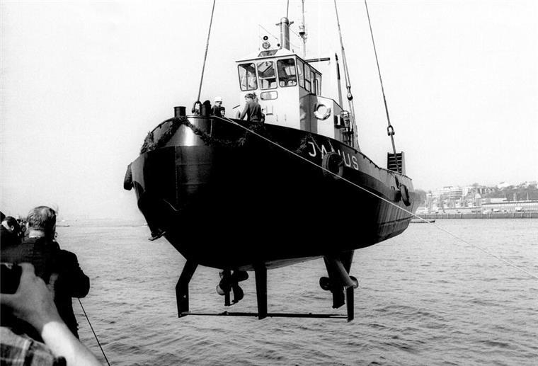 Bahnbrechende Innovation im Schiffbau: Schottel Ruderpropeller wird 75 Ein Schiff mit Ruderpropellern wird ins Wasser gelassen.