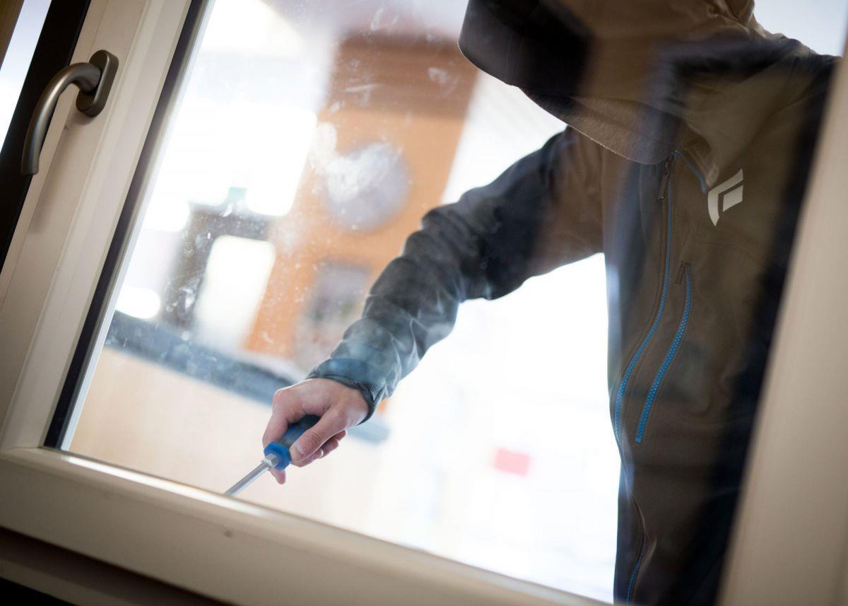 Bremerhaven: 26–Jähriger bei Einbrüchen überrascht In zwei Häusern in Speckenbüttel hat ein 26-Jähriger am Sonntagnachmittag versucht, zu klauen. Beide Male überraschten ihn die Bewohner.