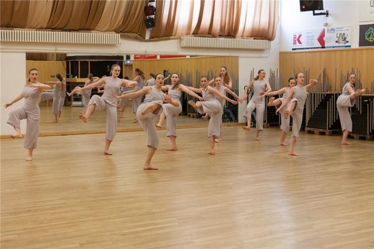 Jazz- und Modern Dance: "In2Jazz" startet mit Turniersieg in die neue Saison "In2Jazz" von Tanz-Etage und TSG holte mit der neuen Choreografie gleich einen Turniersieg. Foto Ulrich