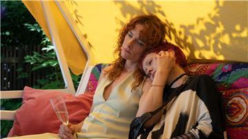 Ina (Anne Ratte-Polle, l.) auf der Hollywoodschaukel mit ihrer rebellierenden Tochter Elli (Lea Drinda).