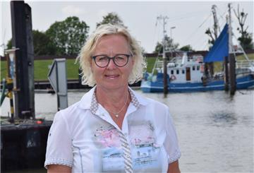 Ina Korter an einem ihrer Lieblingsorte in Butjadingen: dem Hafen von Fedderwardersiel. Insgesamt, so das Fazit der scheidenden Verwaltungschefin, sei sie sehr zufrieden mit dem Verlauf ihrer Amtszeit.