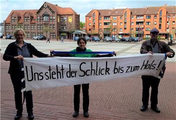 Ina Korter, Annette Chapligin und Albert Mumme (von links) vom Aktionsbündnis gegen die Weservertiefung hoffen auf zahlreiche Teilnehmerinnen und Teilnehmer am Aktionstag.