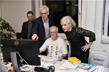 Ina Müller erfuhr von Chefredakteur Christian Klose (v.l.), Landkreischef Christian Döscher und Torsten Melchers, was nächsten Tag in der Zeitung steht.