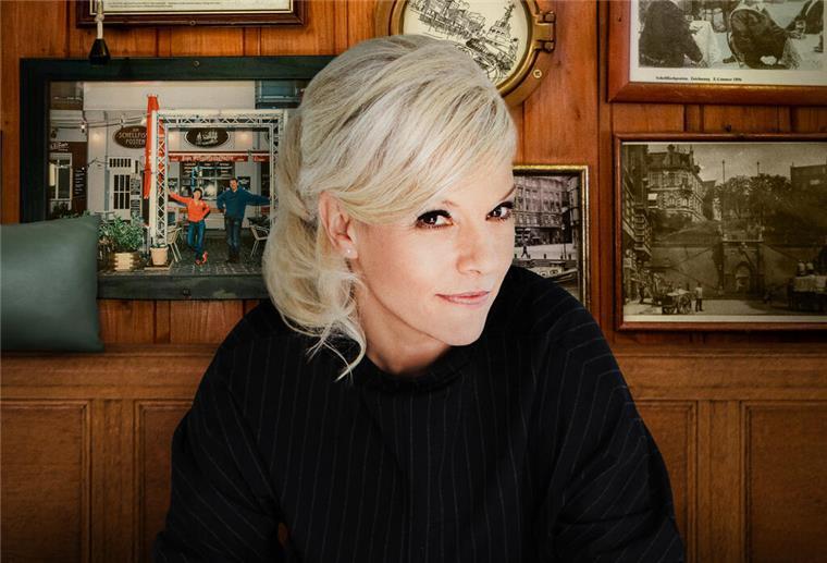 Ina Müller im Lokal „Schellfischpisten“ in Hamburg, wo sie ihre Sendung „Inas Nacht“ aufnimmt.