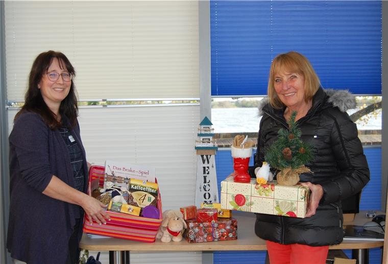 Hilfsaktion in Brake: Für jeden Tag ein Geschenk Ina Niestaedt (links) und Eleonore Gollenstede hoffen, dass viele Bürger bei dem umgekehrten Adventskalender in Brake mitmachen.